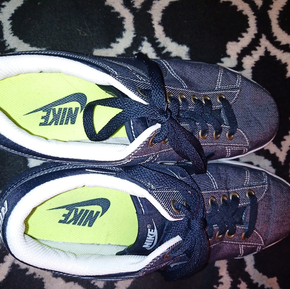 Men's size 9.5 Nike shoes